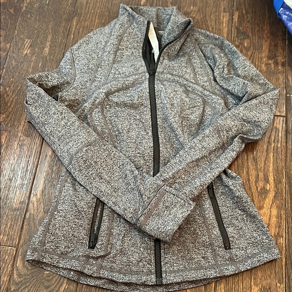 Women's Gray  LULULEMON Jacket sz 8 - Picture 1 of 3